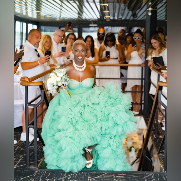 Sea foam green gown - Picture 2 of 10